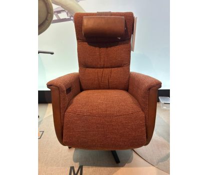 Elektrisch verstelbare relaxfauteuil in stof-leer combinatie
