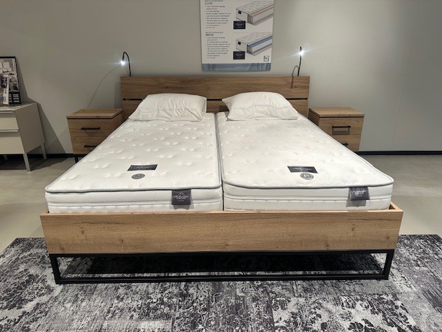 Stoer ledikant 180x200 cm incl nachtkastjes.