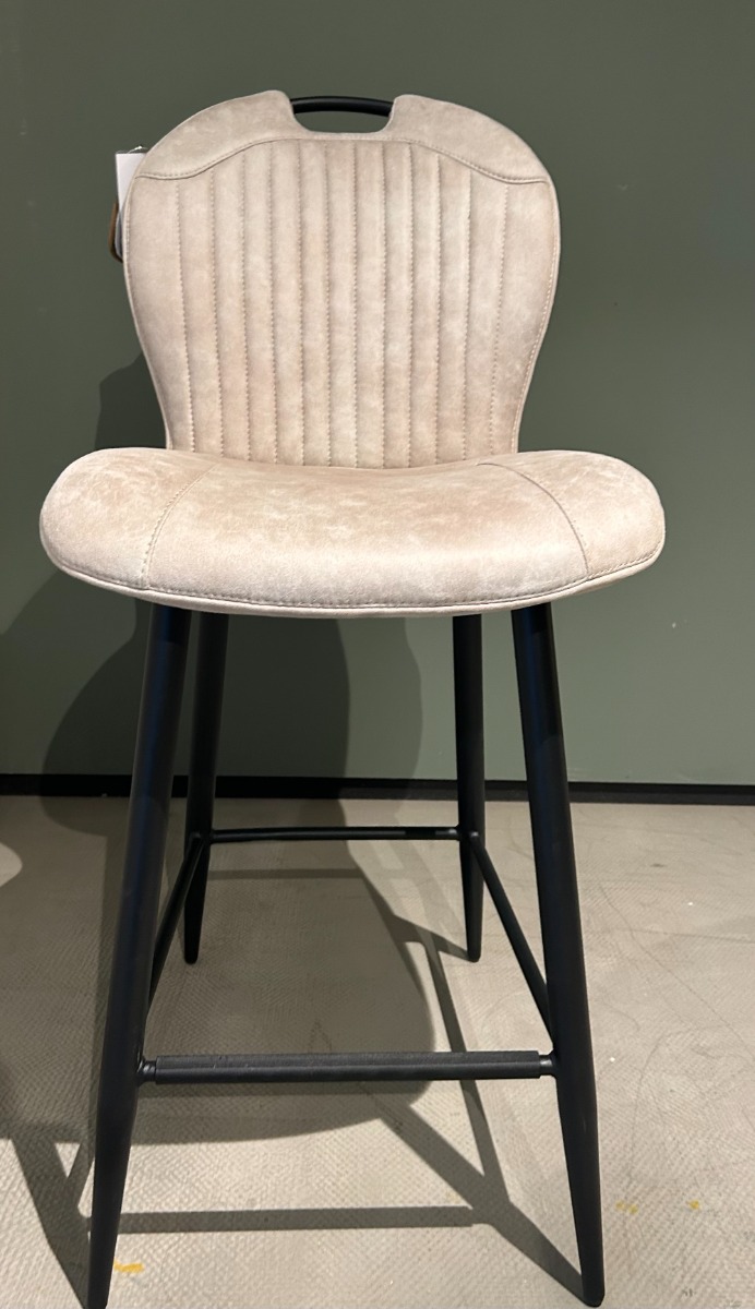 Set van 4, stoel Capri zwart frame licht zandkleurige bekleding.