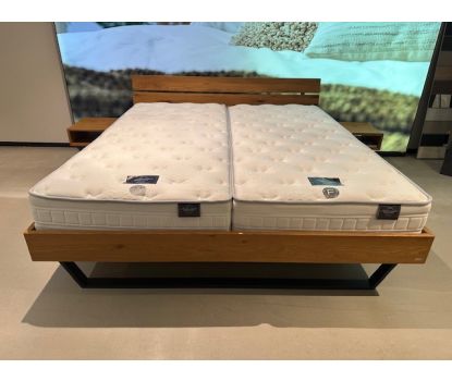 Warm eikenhout ledikant 180x200 cm incl. nachtkastjes.