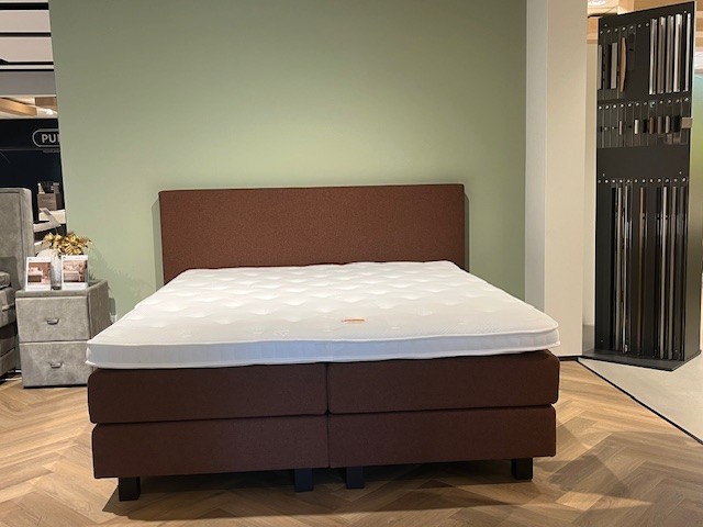 Boxspring vlak 180x210 cm in een hazel kleur