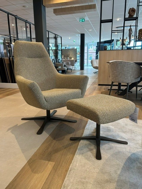 Groene fauteuil met bijbehorende hocker