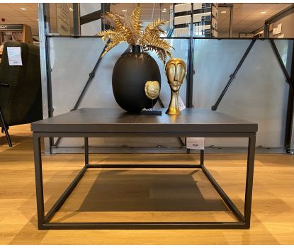 Strakke salontafel met zwart houten blad