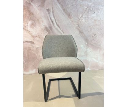 Luxe eetkamerstoel met zwart metalen onderstel