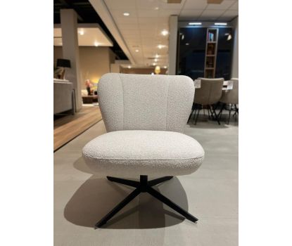 Moderne fauteuil in lichte stof