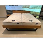 Warm eikenhout ledikant 180x200 cm incl. nachtkastjes.