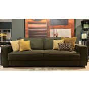 Stoere bank met dubbele rugkussens in groene stof