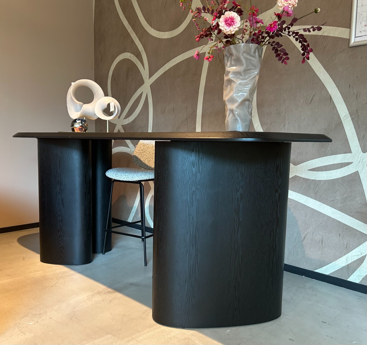 Asymmetrische zwarte bartafel