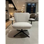 Moderne fauteuil in lichte stof met armleuning